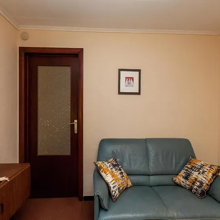 بيت للعطل House Situated On A Magnificent Estate